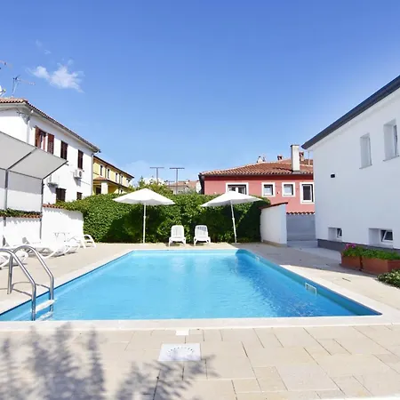 Family Friendly House With A Swimming Pool - 22775