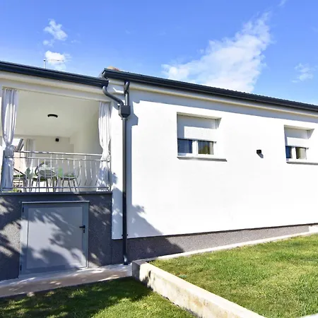 Family Friendly House With A Swimming Pool - 22775 Holiday home *