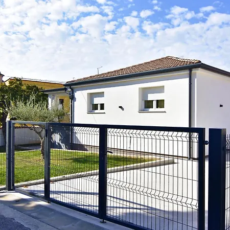 Family Friendly House With A Swimming Pool - 22775 Holiday home *