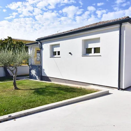 Family Friendly House With A Swimming Pool - 22775 Holiday home