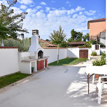 Family Friendly House With A Swimming Pool - 22775